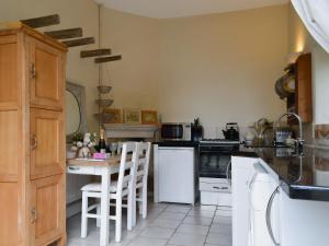 A kitchen or kitchenette at Coach House 