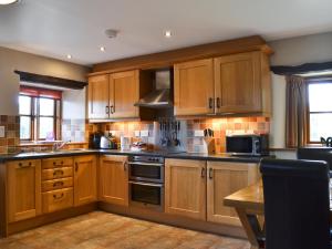 A kitchen or kitchenette at Drovers Croft 