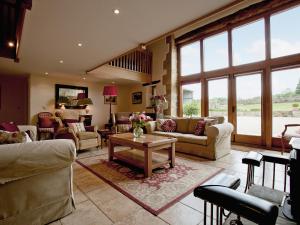 A seating area at Tom'S Barn 