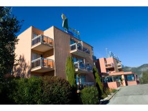 a building with a statue of a cat on top of it at Hôtel Du Baou in La Gaude