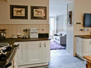 A kitchen or kitchenette at Forge Cottage 
