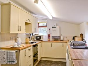 A kitchen or kitchenette at Mulberry Cottage 