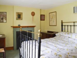 A bed or beds in a room at Scarcroft Cottage 