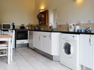 A kitchen or kitchenette at Coach House 