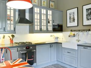 A kitchen or kitchenette at Thimble Cottage 