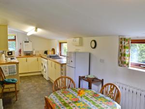 A kitchen or kitchenette at Mulberry Cottage 