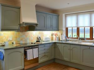 A kitchen or kitchenette at Corner Cottage 