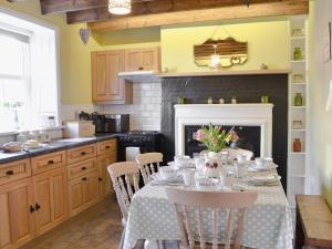 A restaurant or other place to eat at Kingfisher Cottage 