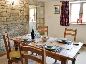 A restaurant or other place to eat at Elgin 