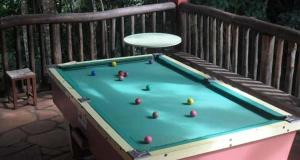 Una mesa de billar con un frisbee encima. en Pousada Tabuleiro Eco, en Conceição do Mato Dentro