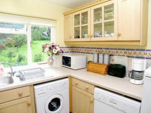 A kitchen or kitchenette at Wysteria Cottage 