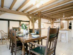 A restaurant or other place to eat at Wren Cottage 