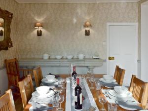 A restaurant or other place to eat at The Old Vicarage 