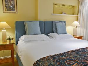 A bed or beds in a room at Pippins 