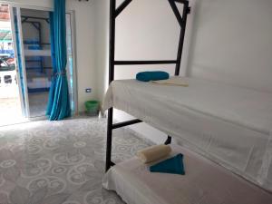 1 dormitorio con litera y toallas en Marysol Lodging Hostel & Camping, en San Andrés
