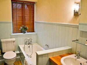 A bathroom at Castlemans Stables West 