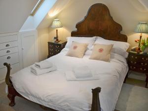 A bed or beds in a room at Pippin'S Cottage 