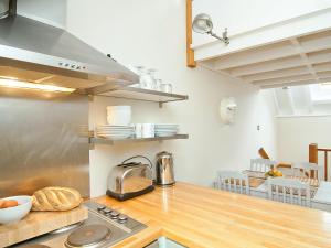 A kitchen or kitchenette at Ouseside Cottage 