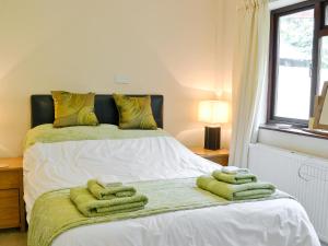 A bed or beds in a room at Cedar Lodge 