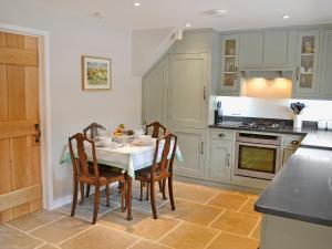 A kitchen or kitchenette at Pippin'S Cottage 