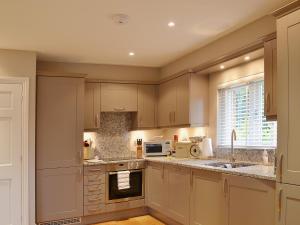 A kitchen or kitchenette at Grovelands Lodge 