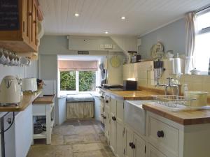 A kitchen or kitchenette at Roseland Cottage 