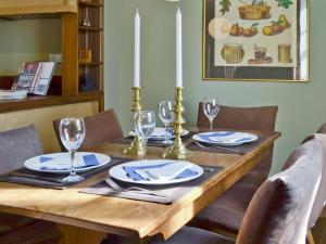 A restaurant or other place to eat at Tancrey Cottage 