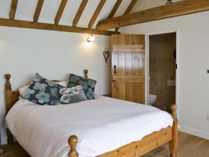 A bed or beds in a room at Cider Cottage 