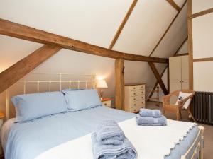 A bed or beds in a room at Blackbird Cottage 