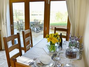 A restaurant or other place to eat at Udiam Farm Cottage 
