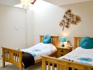 A bed or beds in a room at Cedar Lodge 