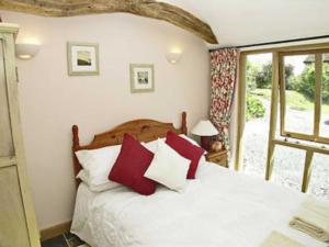 A bed or beds in a room at Reysons Barn 