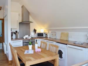 A kitchen or kitchenette at The Hide Away 