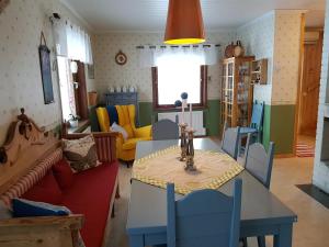 una sala da pranzo con tavolo e divano di Villa Mia a Vidsel