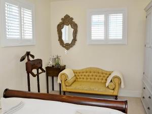 A seating area at Udiam Farm Cottage 