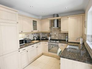 A kitchen or kitchenette at Harbour Mews 