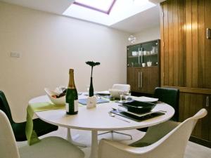 A restaurant or other place to eat at Cedar Lodge 