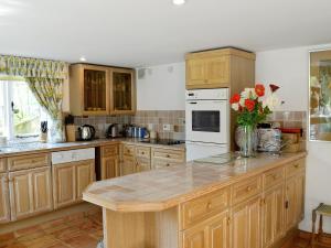 A kitchen or kitchenette at Pottle Cottage 