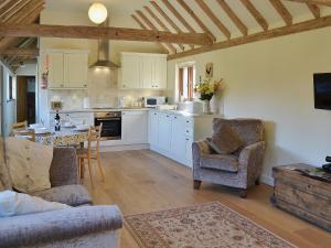 A kitchen or kitchenette at Cider Cottage 