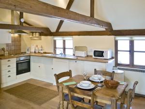 A kitchen or kitchenette at Henley Cottage 