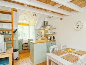 A kitchen or kitchenette at Ouseside Cottage 