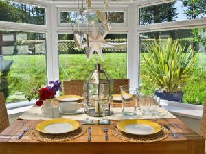 A restaurant or other place to eat at Green Grove 