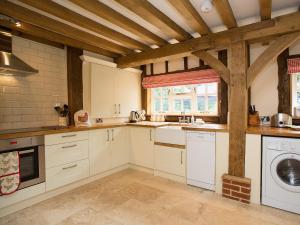 A kitchen or kitchenette at Blackbird Cottage 