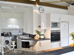 A kitchen or kitchenette at The Boathouse 