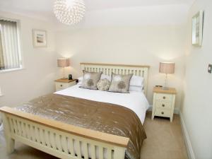 A bed or beds in a room at Harbour Mews 