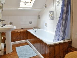 A bathroom at Brynbanc Cottage 