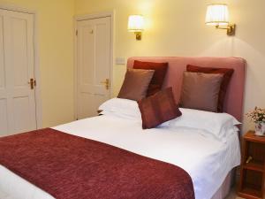 A bed or beds in a room at Russets 