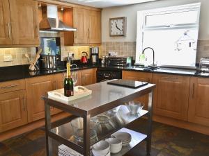 A kitchen or kitchenette at Green Grove 