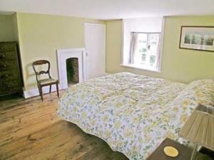 A bed or beds in a room at Roseland Cottage 
