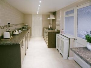 A kitchen or kitchenette at Cedar Lodge 